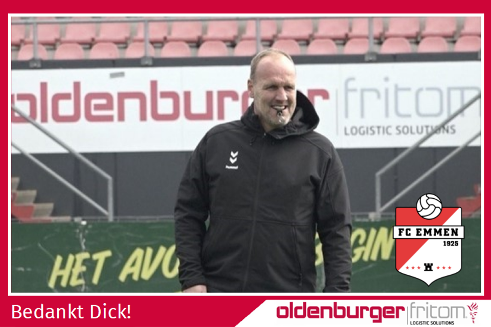 FC Emmen business partner Oldenburger|Fritom bedankt trainer Dick Lukkien.