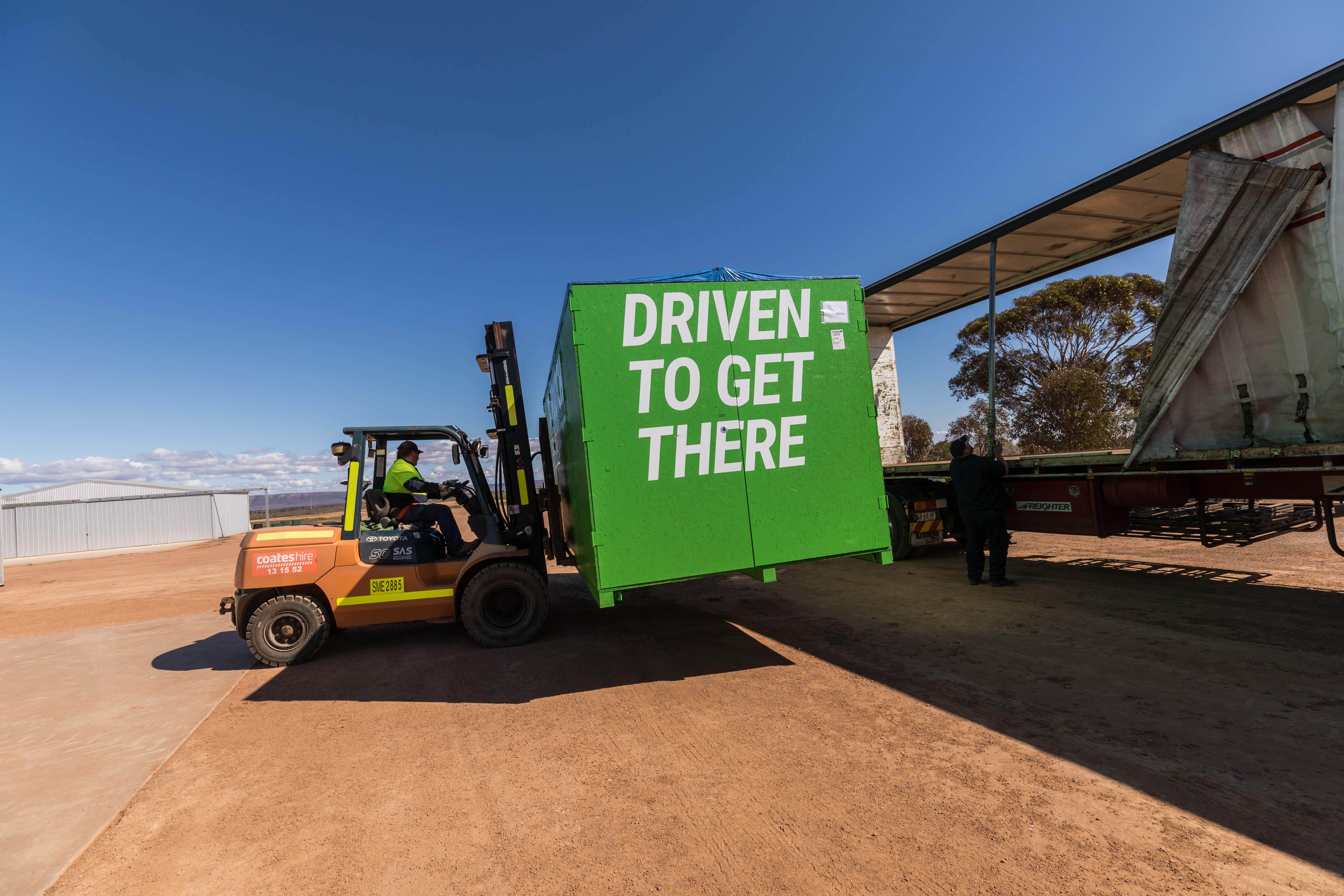 Oldenburger|Fritom ist Logistikpartner von Top Dutch Solar Racing und liefert Luftfracht für ihr Solarauto nach Australien.